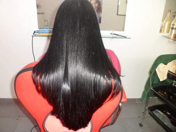 Cabelo preto liso e brilhoso após finalização