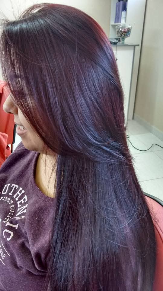 Coloração em tom vinho, com brilho e alinhamento
